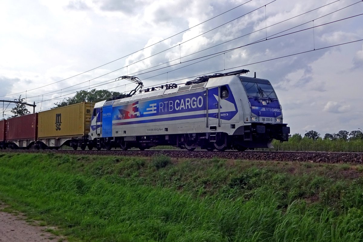 Rückfahrt von Kijfhoek für RTB 186 300 mit der Blerick-Shuttle am 16 Augustus 2019, hier bei der Passage von Oisterwijk.