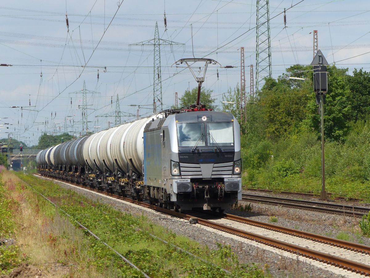 Rurtalbahn Lok 193 816-6 gemietet von Railpool, Lintorf 13-07-2017.

Rurtalbahn loc 193 816-6 gehuurd van Railpool voormalig station Lintorf bij de Kalkumerstrasse, Lintorf 13-07-2017.