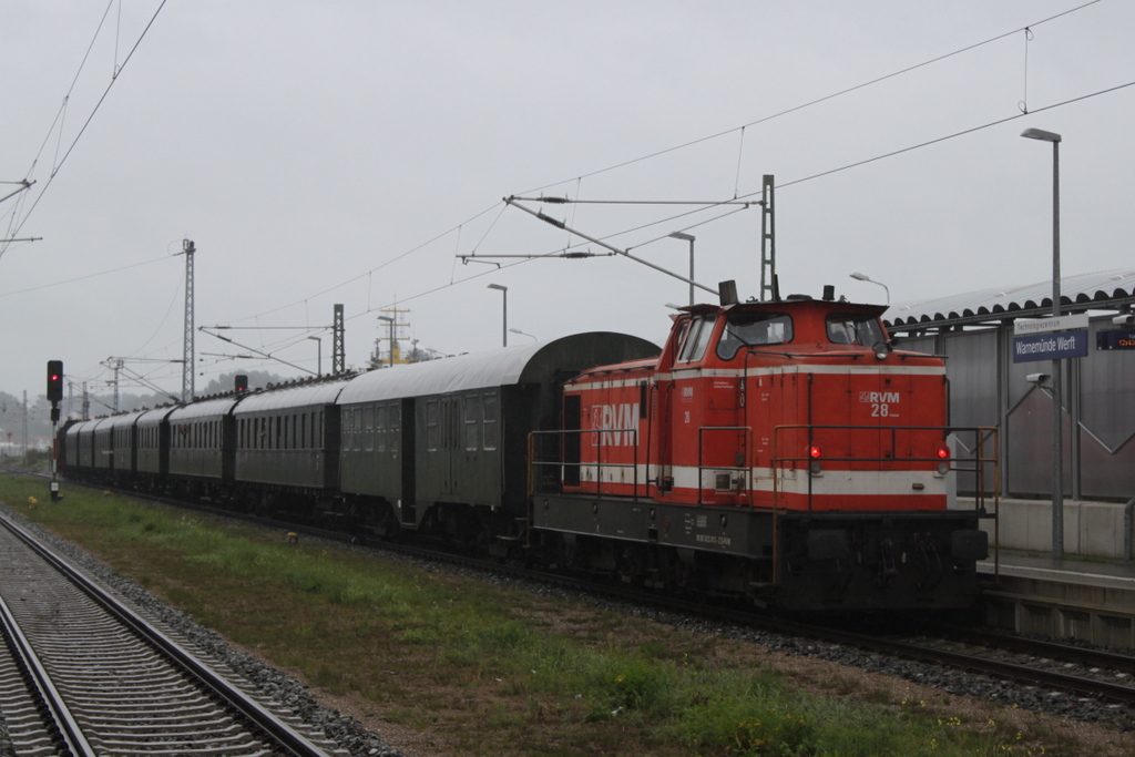 RVM 28(423 013)mit DPF 20061 von Hamburg-Harburg nach Warnem�nde bei der Durchfahrt in Warnem�nde-Werft.09.09.2017