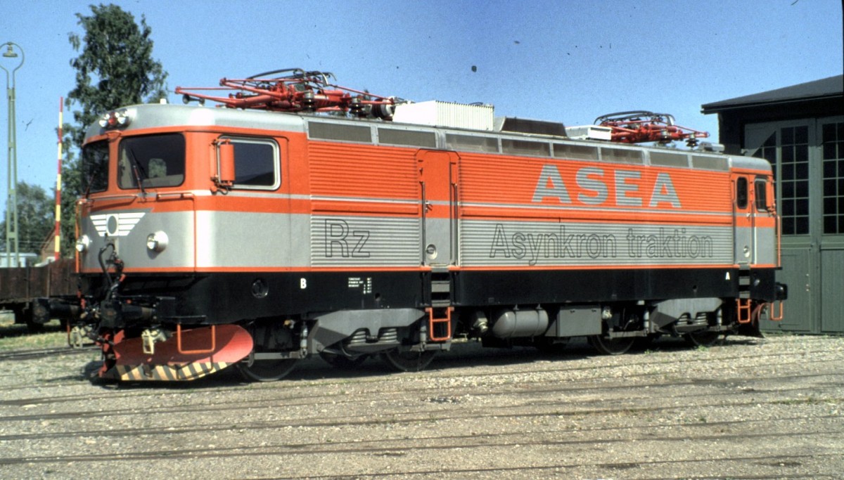 Rz von ASEA, Baujahr 1982 steht im Verkehrsuseum Gävle am 10.08.1994. Die Lok hat mit 15,520 m Länge ein gewicht von 81 Tonnen. Die Leistung ist 4000kW und einer Geschwindigkeit von V max 160km/h. (Diascan)