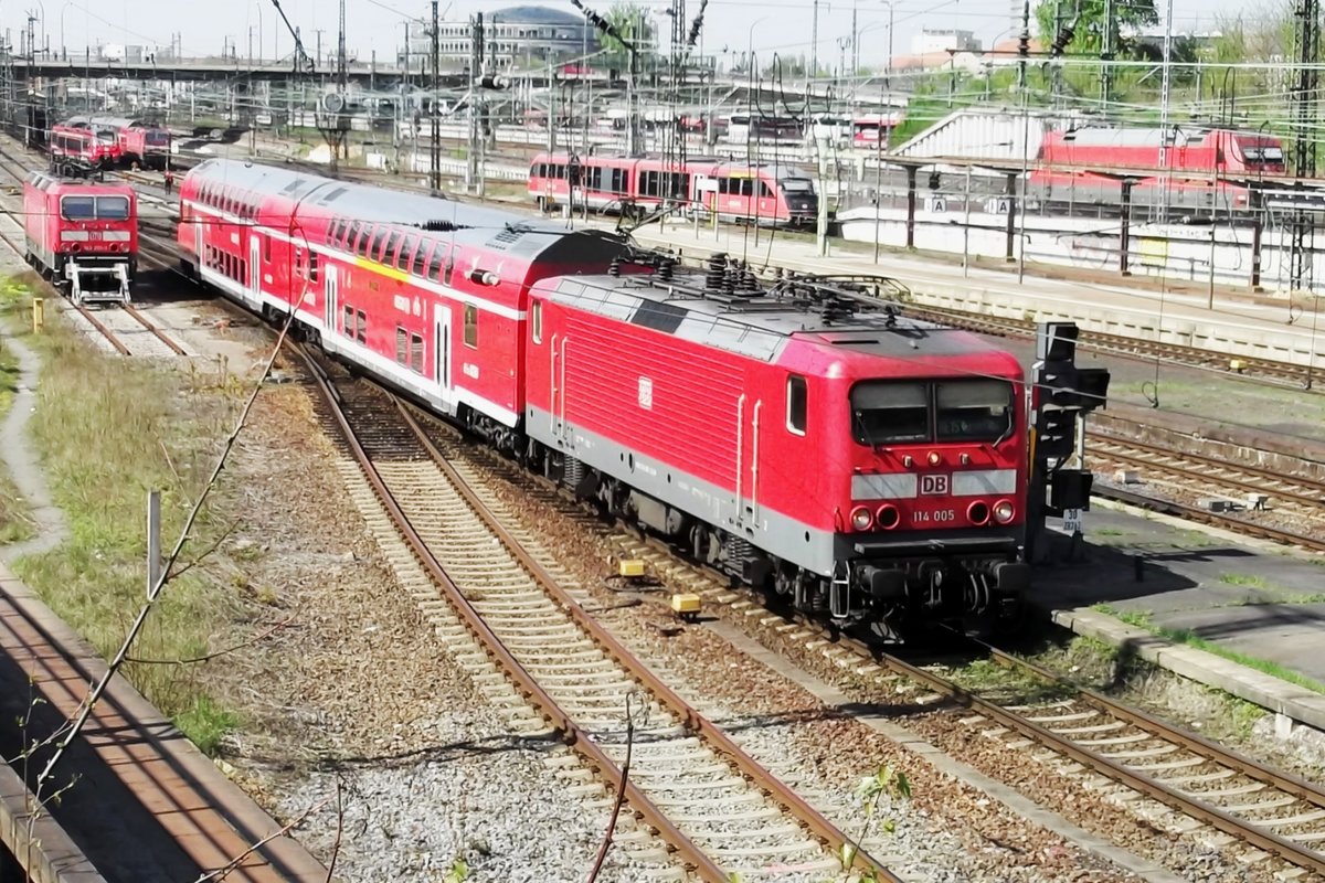 S-1 mit 114 005 treft am 11 April 2014 in Dresden Hbf ein. 