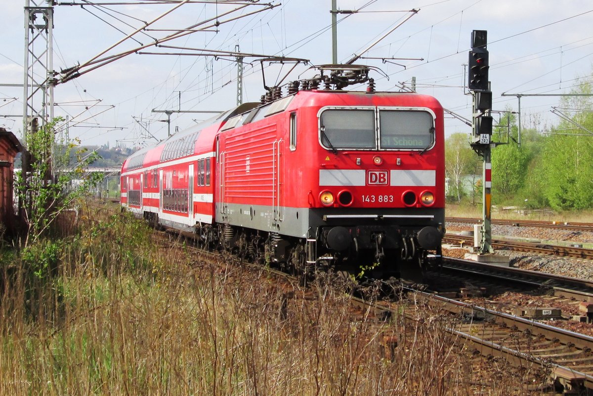 S-1 nach Schöna mit 143 883 treft am 11 April 2014 in Pirna ein. 