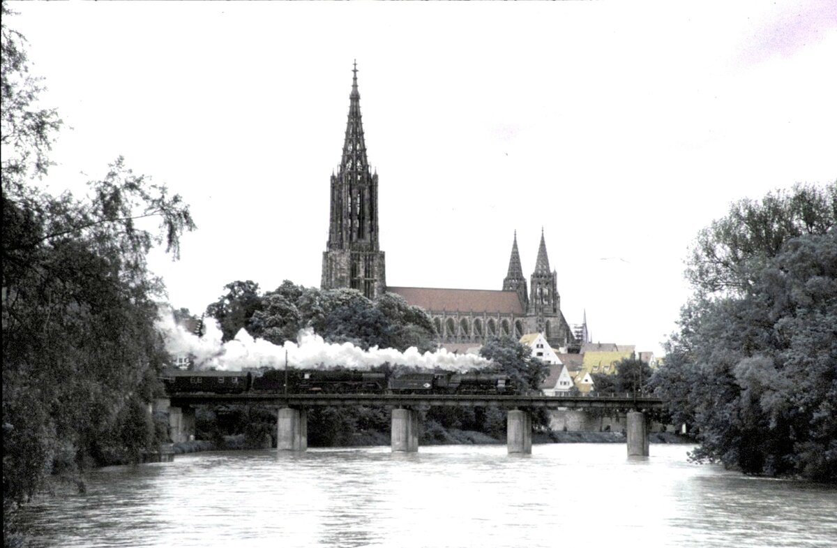 S 3/6 Nr.3673 und 01 066 auf der Donaubrücke in Ulm am 27.05.1996.