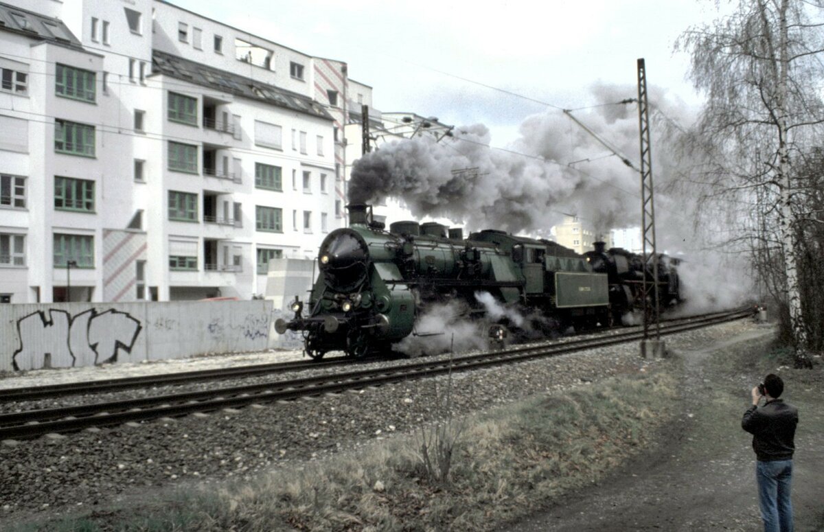 S 3/6 Nr.3673 und 18 316 fahren mit einem Sonderzug in Doppeltraktion aus Ulm in Richtung Bodensee aus, am 29.03.1997.