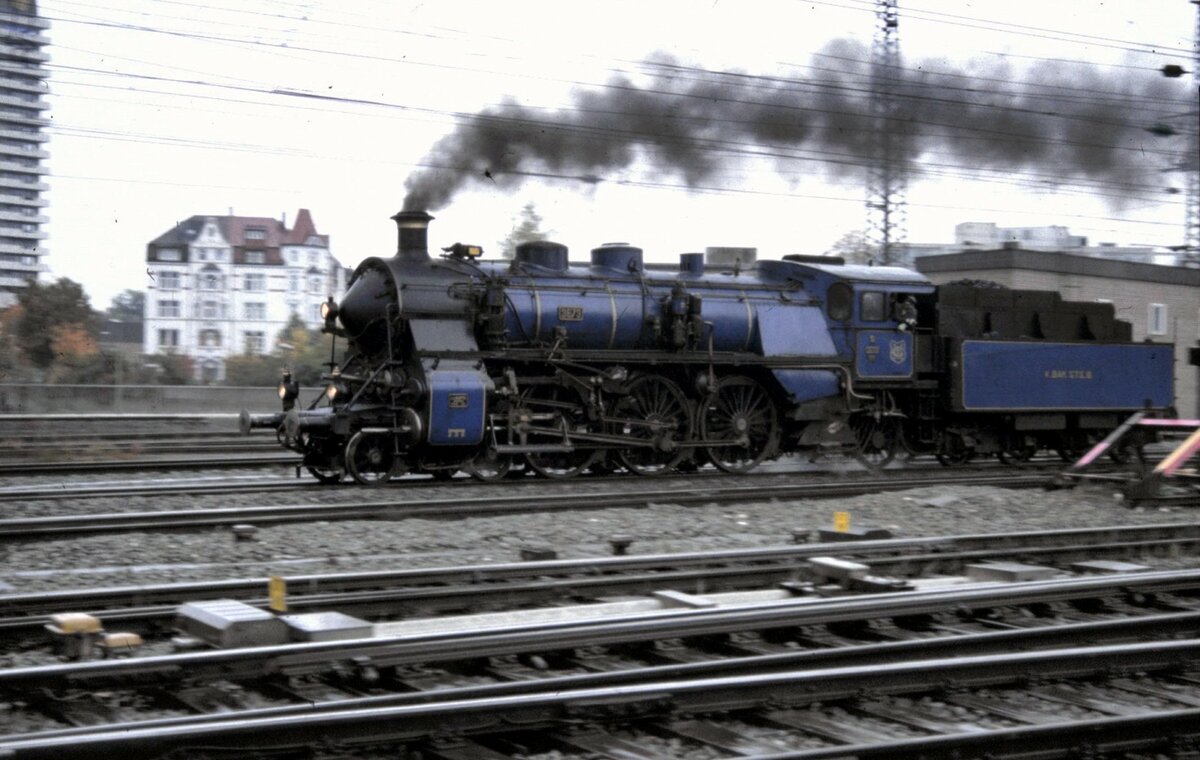 S 3/6 Nr.3673 mit blauer Lackierung fährt aus Ulm aus am 07.10.2001.