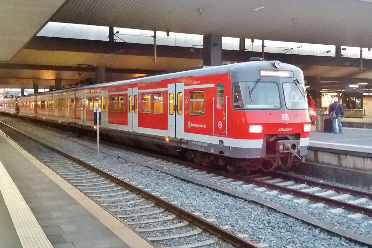 S-Bahn 420 422 steht am Abend von 25 September 2017 in Dsseldorf Hbf.
