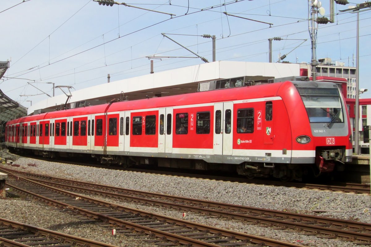 S-Bahn 423 042 verlässt am 27 April 2018 Köln Hbf.