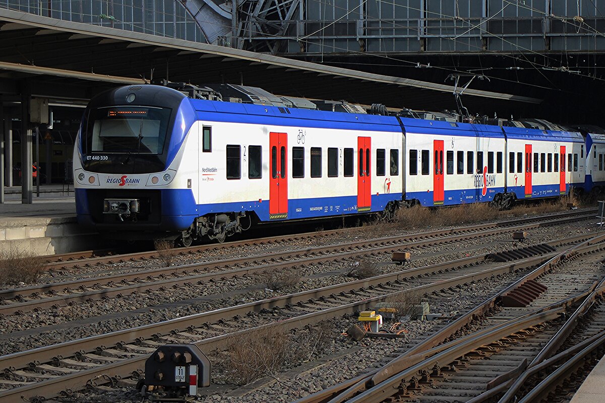 S-=Bahn 440 330 steht am 20 Februar 2026 in Bremen Hbf. 