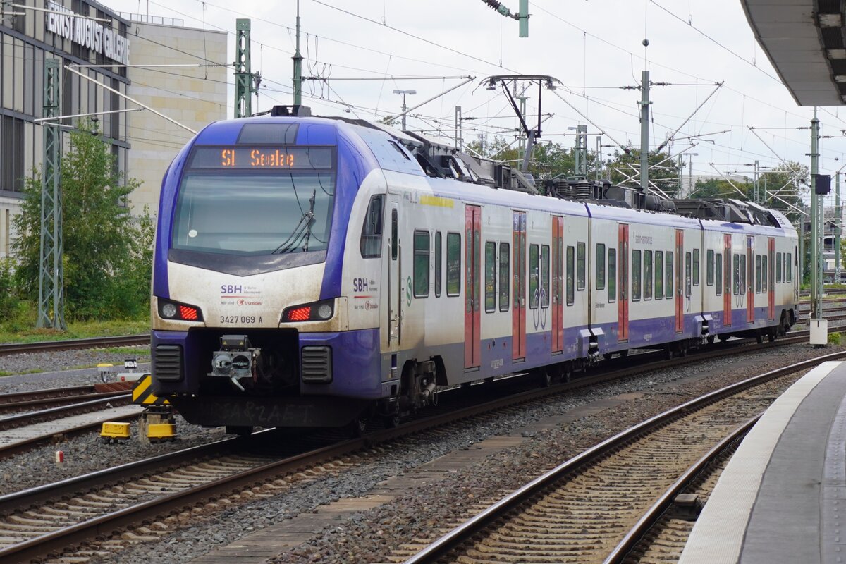 S-Bahn Hannover 3427 069 -eine der sehr rare Graffitifreihe Triebz�ge des SBHs- verlasst Hannover Hbf mit der S1 nach Seelze am 21 Augustus 2026.