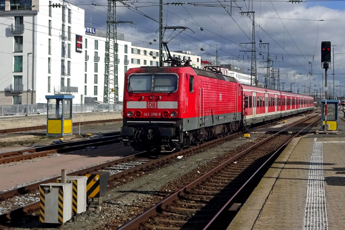 S-Bahn mit 143 288 verlässt Nürnberg Hbf am 21 Februar 2020.