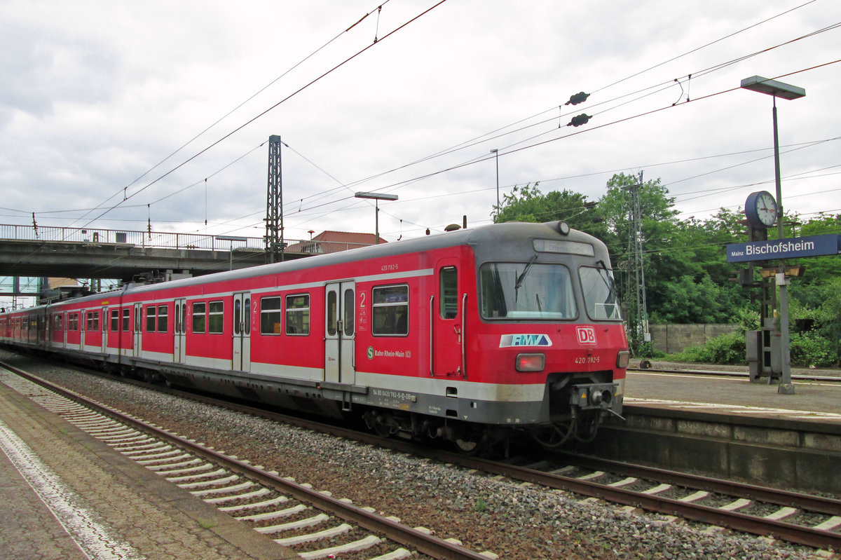 S-Bahn mit 420 782 hlt am 30 Mai 2014 in Mainz Bischofsheim. 