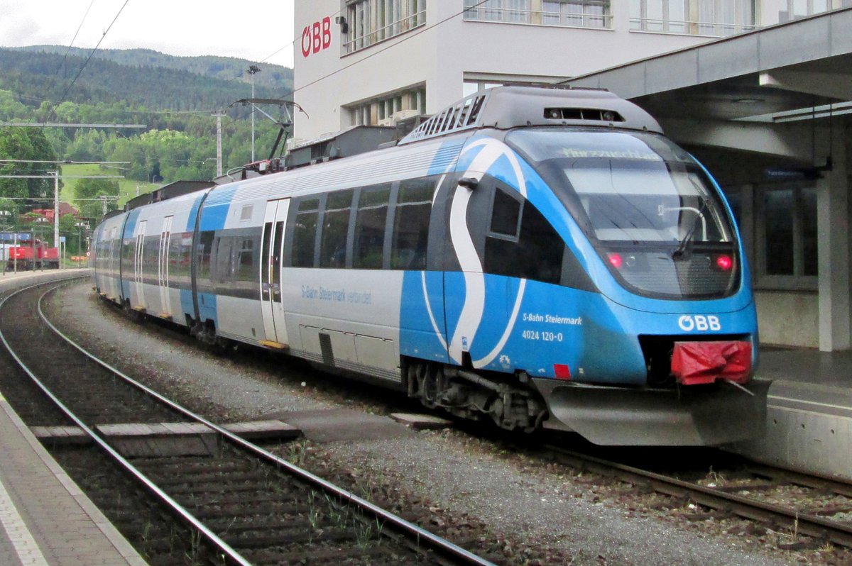 S-Bahn Steiermark 4024 120 steht am 31 Mai 2016 in Leoben Hbf.