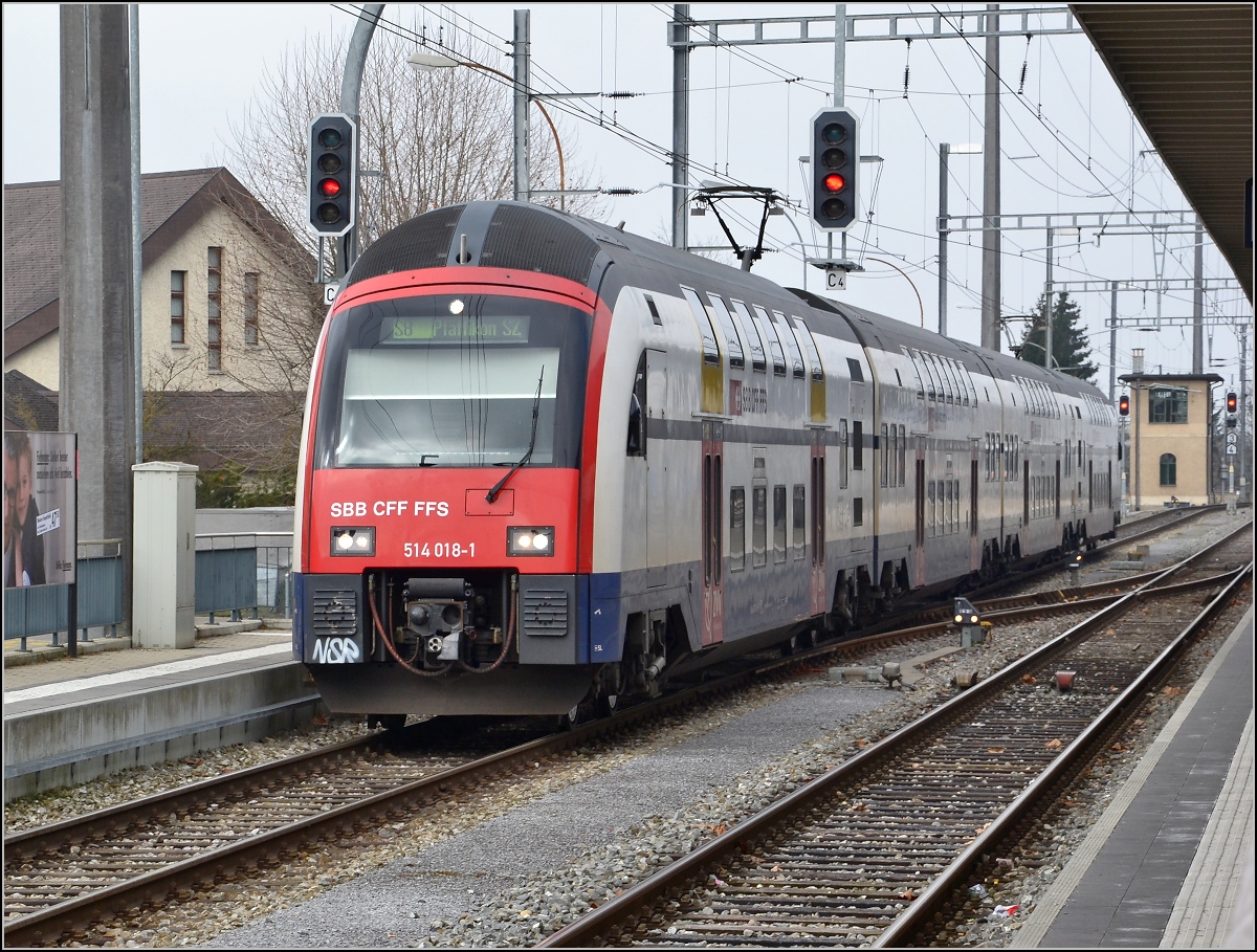 S8 mit 514 018-1 am Startpunkt Weinfelden nach Pfffikon. Mrz 2011.