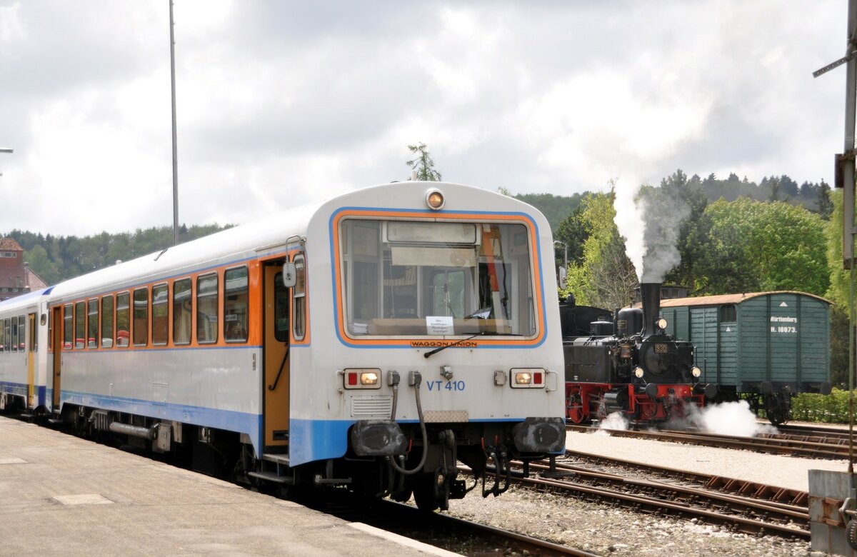 SAB VT 410 in Mnsingen am 01.05.2014. Im Hintergrund rangiert die wrtt. T 3 Nr.930.