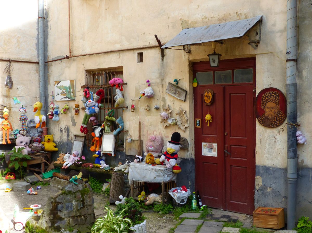 Sammlung altes Spielzeug. Knyazya Leva Strasse, Lviv 08-06-2017.

Openluchtmuseum van afgedankt speelgoed. Knyazya Leva straat, Lviv 08-06-2017.