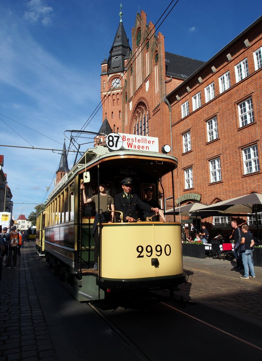 Satdtverkehr Berlin mit historischem TD Nr.2990 von Herbrand Baujahr 1910 vor dem Rathaus von Köpenick am 08.09.2018.