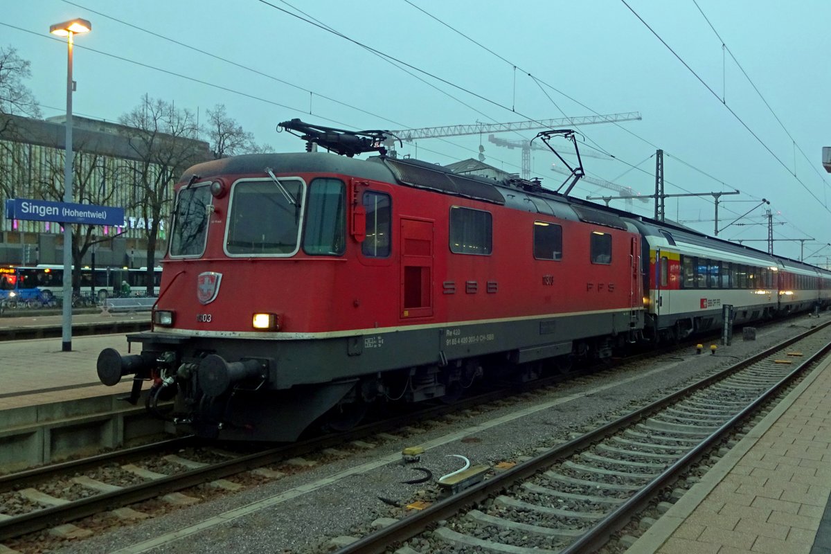 SBB 11303 steht am 2 Jänner 2020 mit IC 283 in Singen (Hohentwiel). 