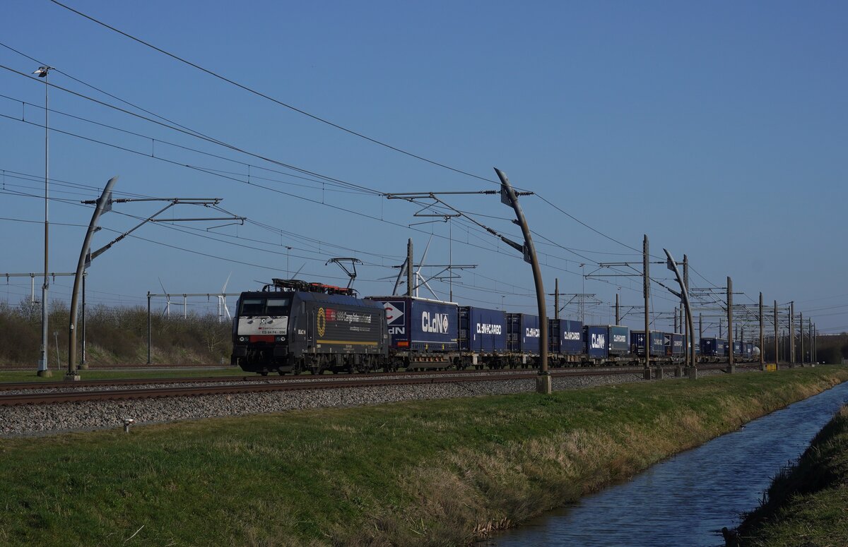 SBB 189 996 zieht der NOvara-KLV durch Valburg am 5 März 2026.