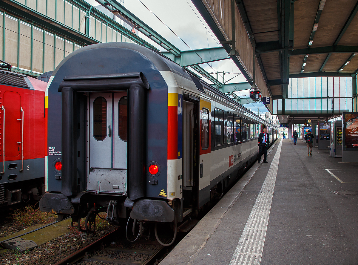 
SBB 1.Klasse Reisezugwagen (EC-Wagen) Apm 61 85 10-90 251-2 CH-SBB am 17.06.2016 im Hauptbahnhof Stuttgart, am Zugschluss des IC 185 nach Zürich HB.

Die EuroCity-Wagen (Apm EC und Bpm EC) der SBB sind zwar nach ähnlichen Prinzipien aufgebaut worden, werden aber in der Schweiz nicht als Einheitswagen bezeichnet. Konstruktiv zur gleichen Gruppe gehören die Bt IC, die mit den EW IV eingesetzt werden und lediglich eine Einspannungsausrüstung (für 1000 V, 16,7 Hz) aufweisen.

1989–1995 stellten die SBB eine weitere Großraumwagen Serie für den EuroCity-Verkehr in den Dienst, die auf den 1980 abgelieferten Bpm RIC und dem EW IV aufbaute. Für beide Wagenklassen wurde der gleiche Wagenkasten mit zehn Fenstern zwischen den Schwenkschiebetüren an den Wagenenden benutzt. Das Dach war von der gleichen Bauart wie beim französischen Corailwagen, die Längssicken waren aber schon bei den Einheitswagen I bis IV vorhanden. Die Schürzen wurden tiefer gezogen als beim EW IV, so wie es für den EW V vorgesehen war. In den Abmessungen entsprechen die Wagen dem UIC-Z1-Standard. Die Farbgebung in zwei Grautönen mit hellem Streifen dazwischen wurde zuvor bereits für die zu zweiklassigen EuroCity-Zügen umgebauten TEE-Züge (RABe) angewendet. Der helle Streifen des Eurofima-Anstrichschemas wurde beibehalten. Der Bereich über dem weißen Begleitstreifen war nun in Umbragrau gehalten, darunter im helleren Verkehrsgrau A (RAL 7042). Die 60 Sitzplätze der ersten und 78 der zweiten Klasse sind durchgehend in Vis-à-vis-Anordnung gehalten.

Diese Wagen sind voll RIC-fähig und für eine Höchstgeschwindigkeit von 200 km/h zugelassen. Insgesamt wurden 70 Apm und 155 Bpm geliefert. 
