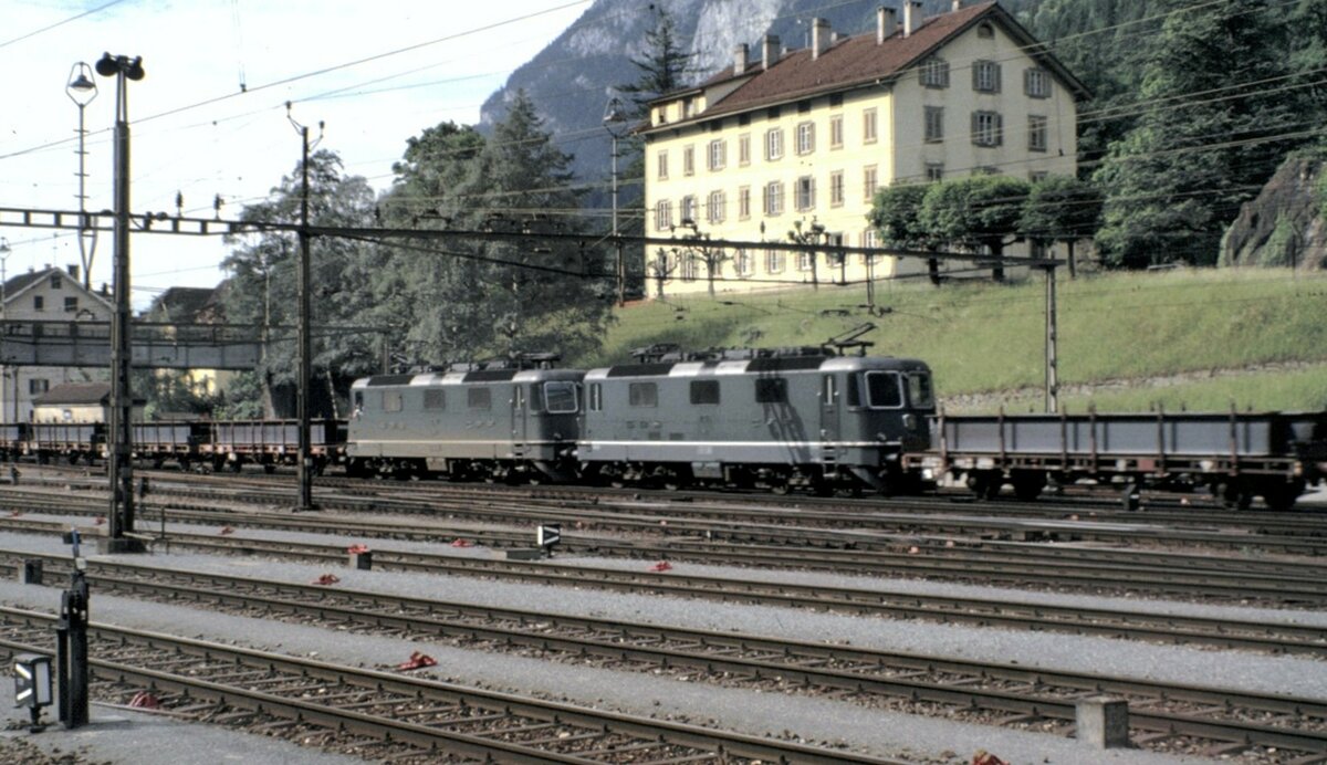 SBB 2 x Re 4/4 III Mitte und 2 x Re 4/4 III Front mit Stahlzug in Erstfeld am 16.06.1980.