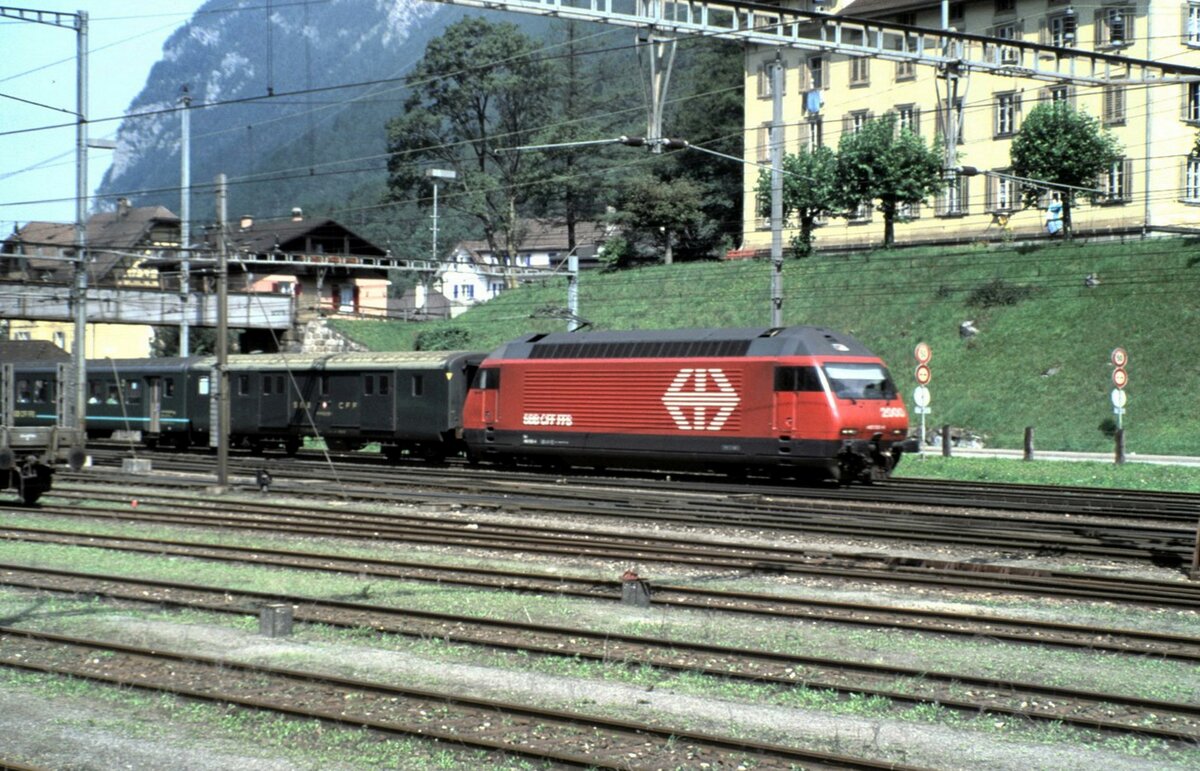 SBB 460 mit Reisezug in Erstfeld am 30.08.1999.