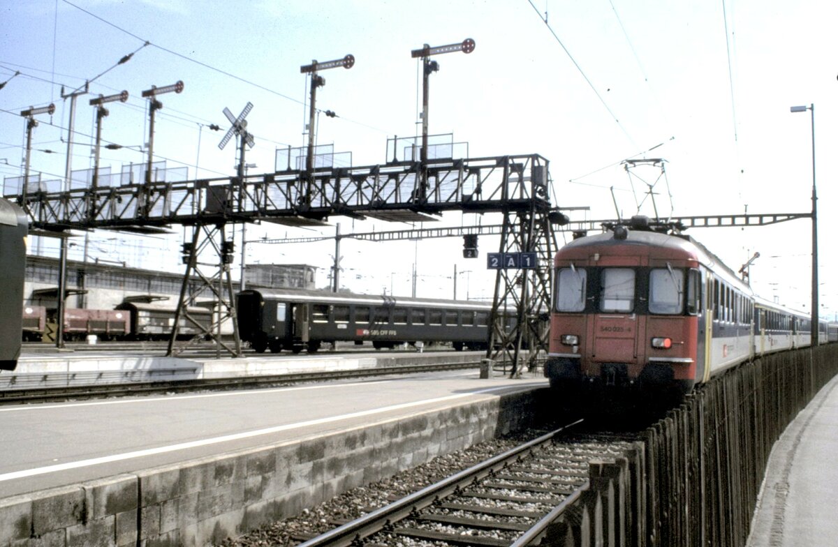 SBB ABe 540 025-4 bei der Formsignalbrücke in Romannshorn am 21.08.1996.