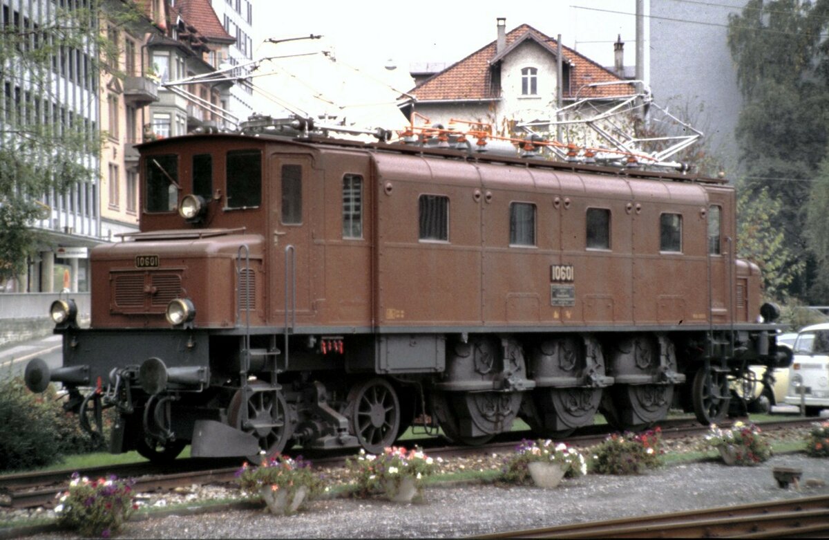 SBB Ae 3/6 I Nr.10 601 auf dem Sockel in Baden (CH) am 14.10.1983.
