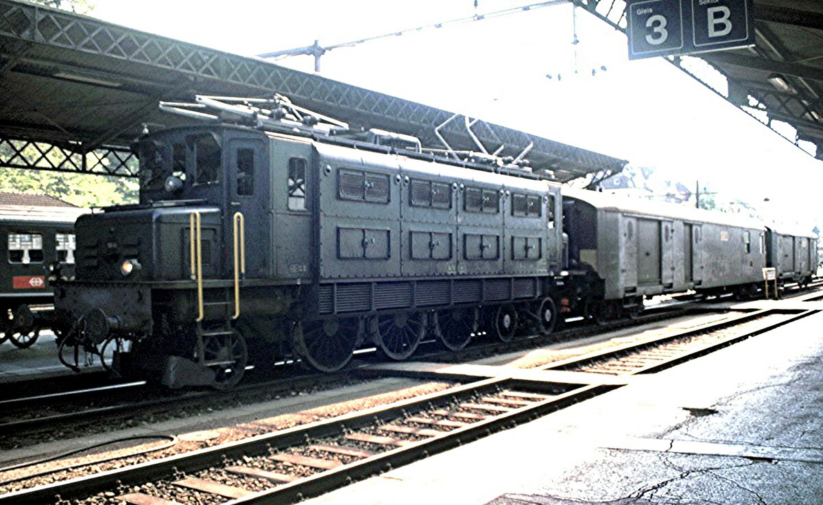 SBB Ae 3/6 I Nr.10 641 mit Postzug in Rorschach am 30.04.1990.