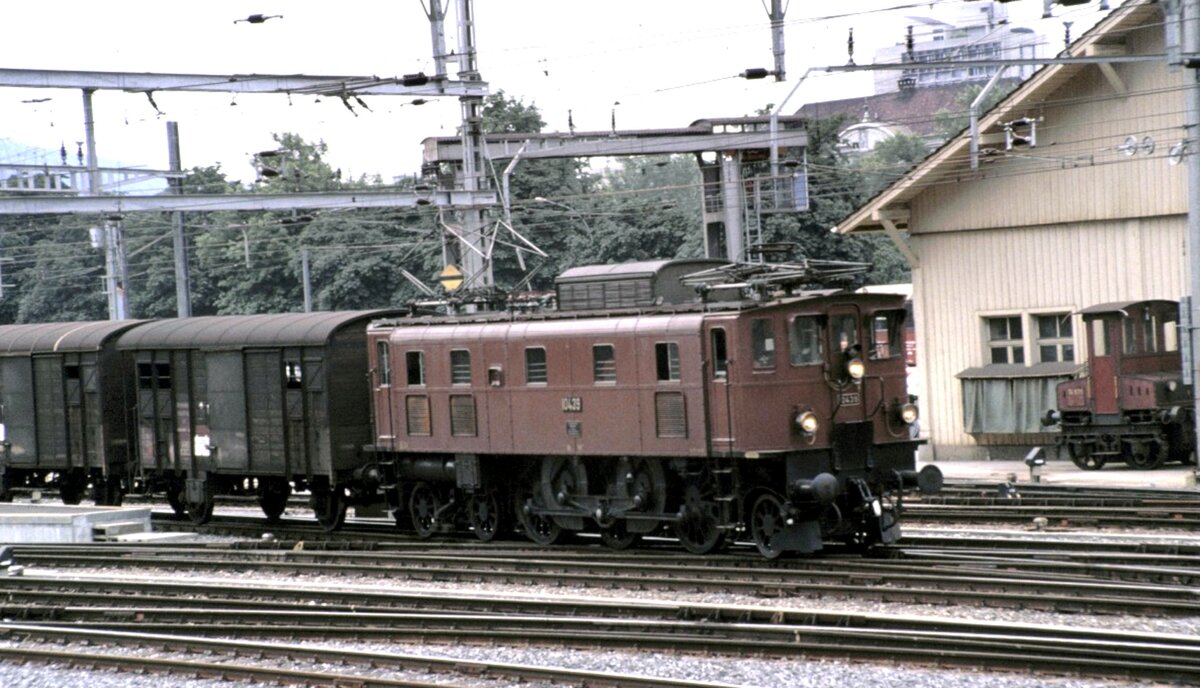 SBB Ae 3/6 II Nr. 10 439 in Olten am 15.08.1980. Am rechten Bildrand ist der Akku Traktor Ta 969 zu sehen.