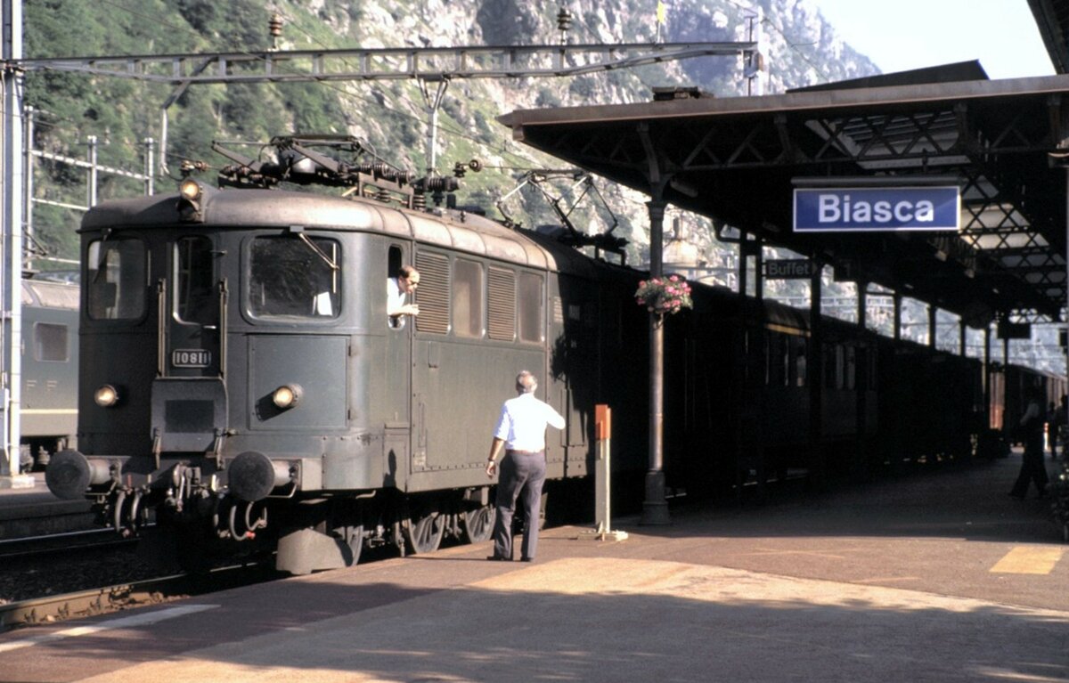 SBB Ae 4/6 Nr.10 811 in Biasca am 23.07.1980.