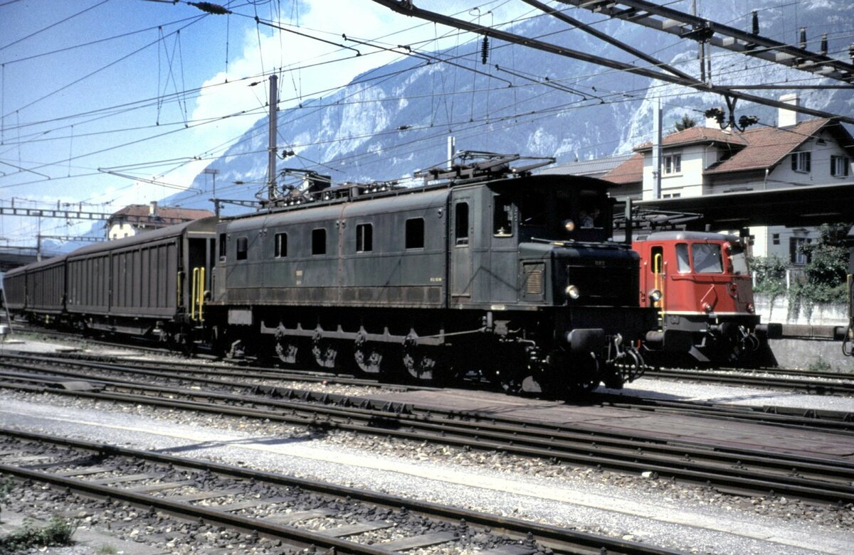 SBB Ae 4/7 Nr.10 913 in Chur am 01.07.1993. Im Hintergrund steht die Ae 6/6 Nr.11 433.