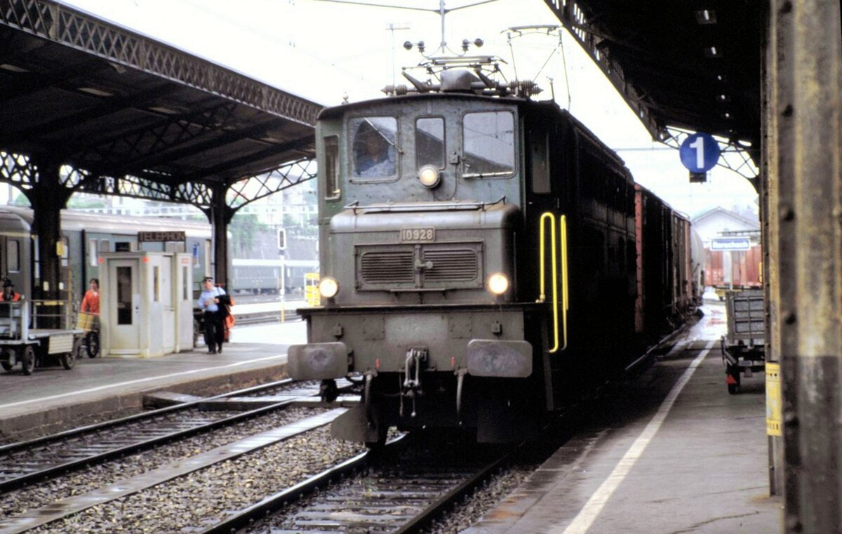 SBB Ae 4/7 Nr.10 928 in Rorschach am 08.07.1984.