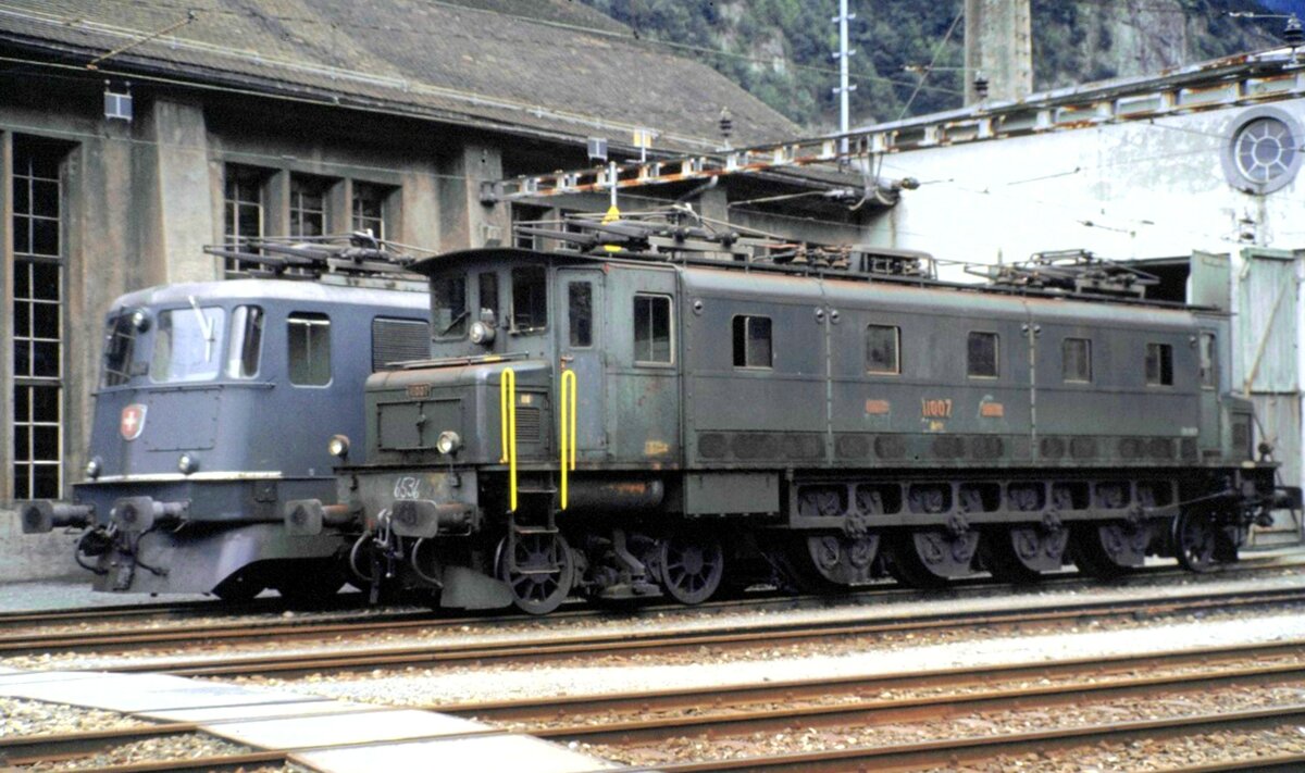 SBB Ae 4/7 Nr.11 007 und Ae 6/6 beim Jubiläum 100 Jahre Gotthard Bahn in Erstfeld am 22.09.1981.