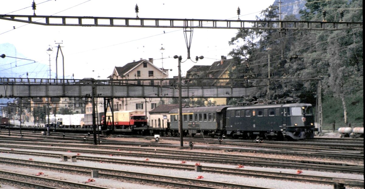 SBB Ae 6/6 mit Hupac Zug in Erstfeld am 16.06.1980.