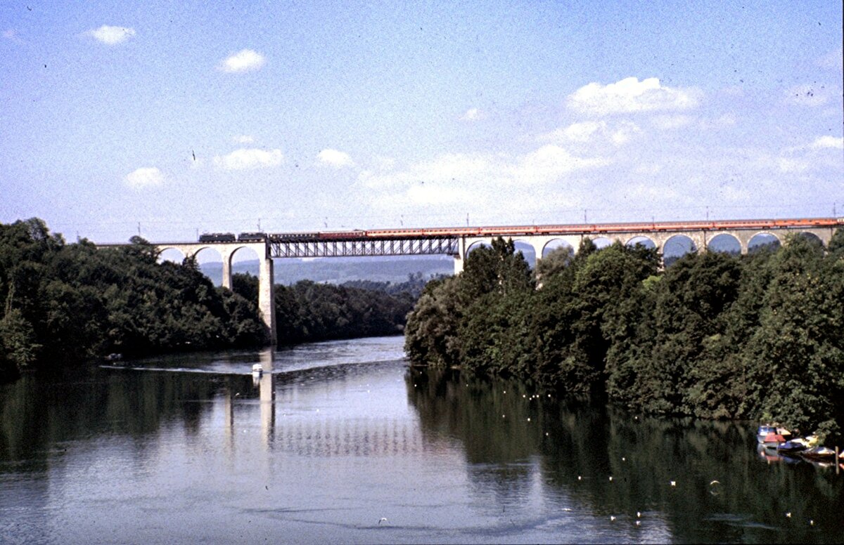 SBB Ae 6/6 und Re 4/4 II mit Eurocity auf der Rheinbrücke bei Eglisau am 23.08.1980.