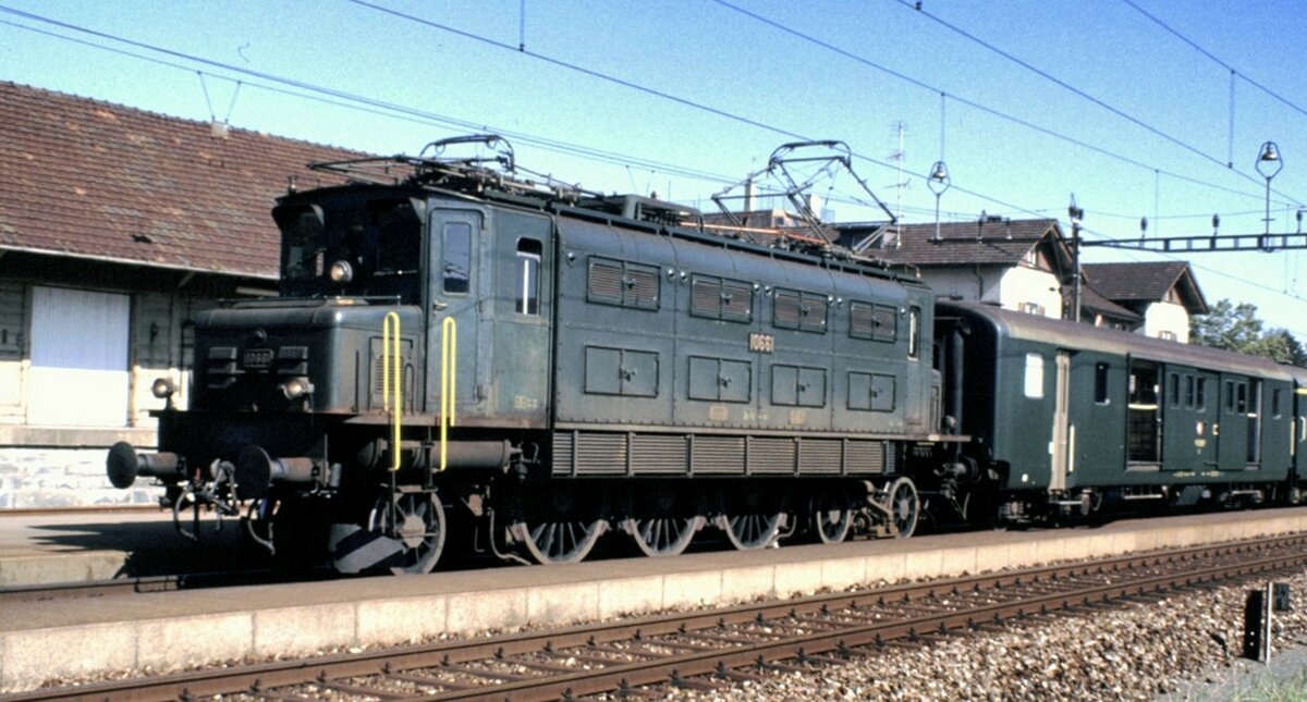SBB Ae3/6 I Nr.10 661 in Stein am Rhein am 06.09.1980.