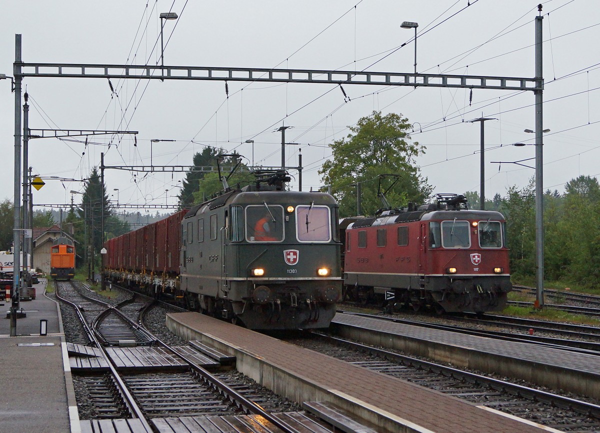 SBB: Am 11. August 2014 kam es am frühen Morgen bei sehr schlechter Witterung auf dem Bahnhof Gerlafingen zu einer sehr seltenen Begegnung zwischen der Re 4/4 11309, eine der letzten mit grünem Anstrich, und der Re 4/4 11175 mit rotem Anstrich.
Foto: Walter Ruetsch