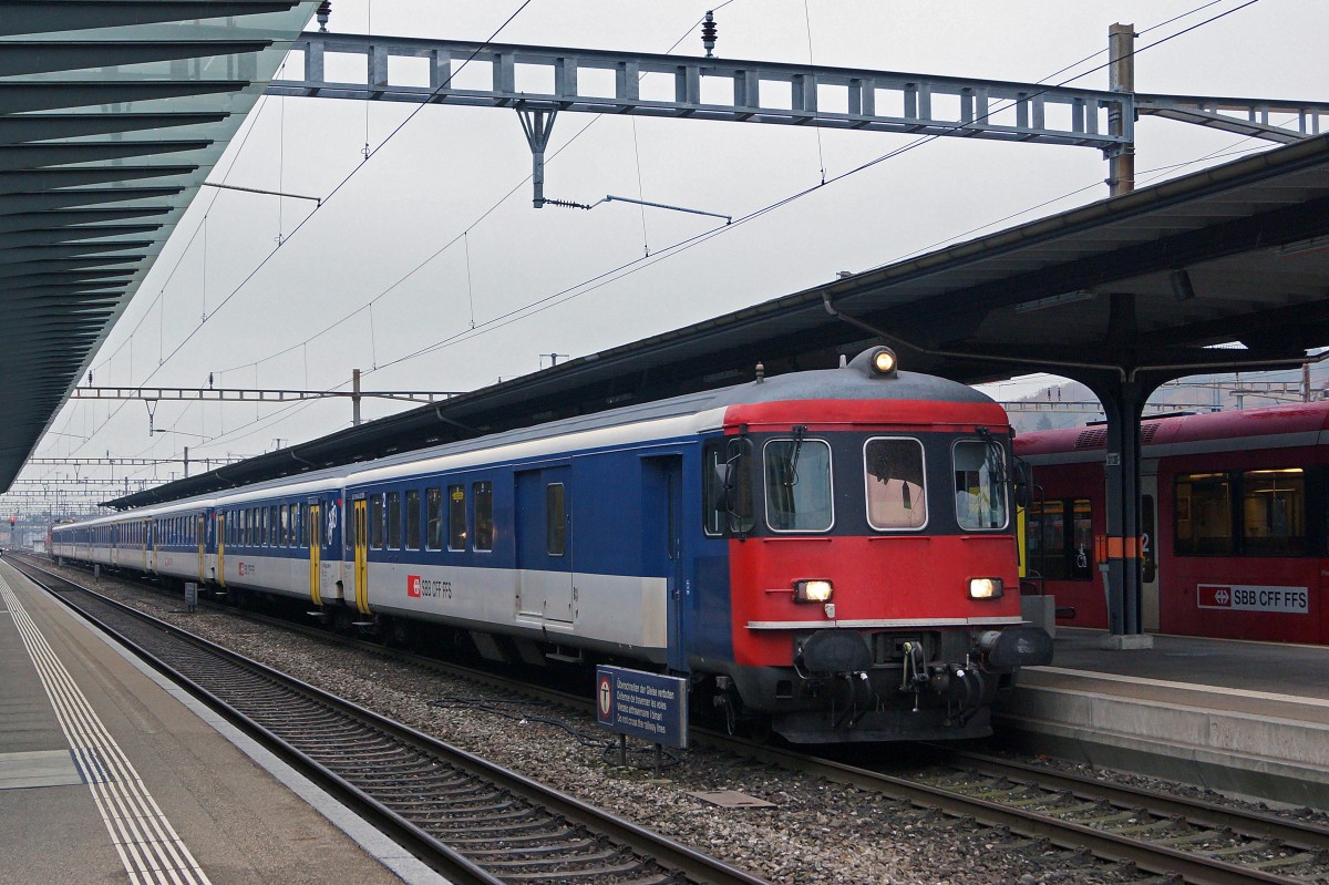 SBB: Am 12. November 2014 wurde der  KONSTANZER  IR 2128 mit einem Ersatzzug geführt. Die Aufnahme des stilreinen Zuges mit der Re 4/4 ll 11124 ist in Solothurn-HB entstanden.
Foto: Walter Ruetsch  