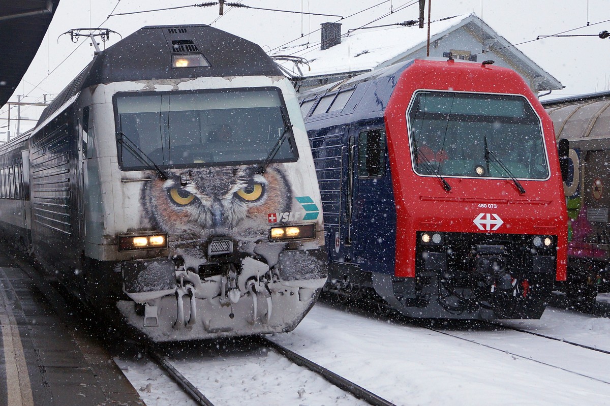 SBB: Am 30. Dezember 2014 kam es in Oensingen zu einer sehr seltenen Begegnung zwischen der Re 460 105-0  VSLF  mit IR Konstanz-Biel und der frisch revidierten S-Bahn Re 450 073. 
Foto: Walter Ruetsch