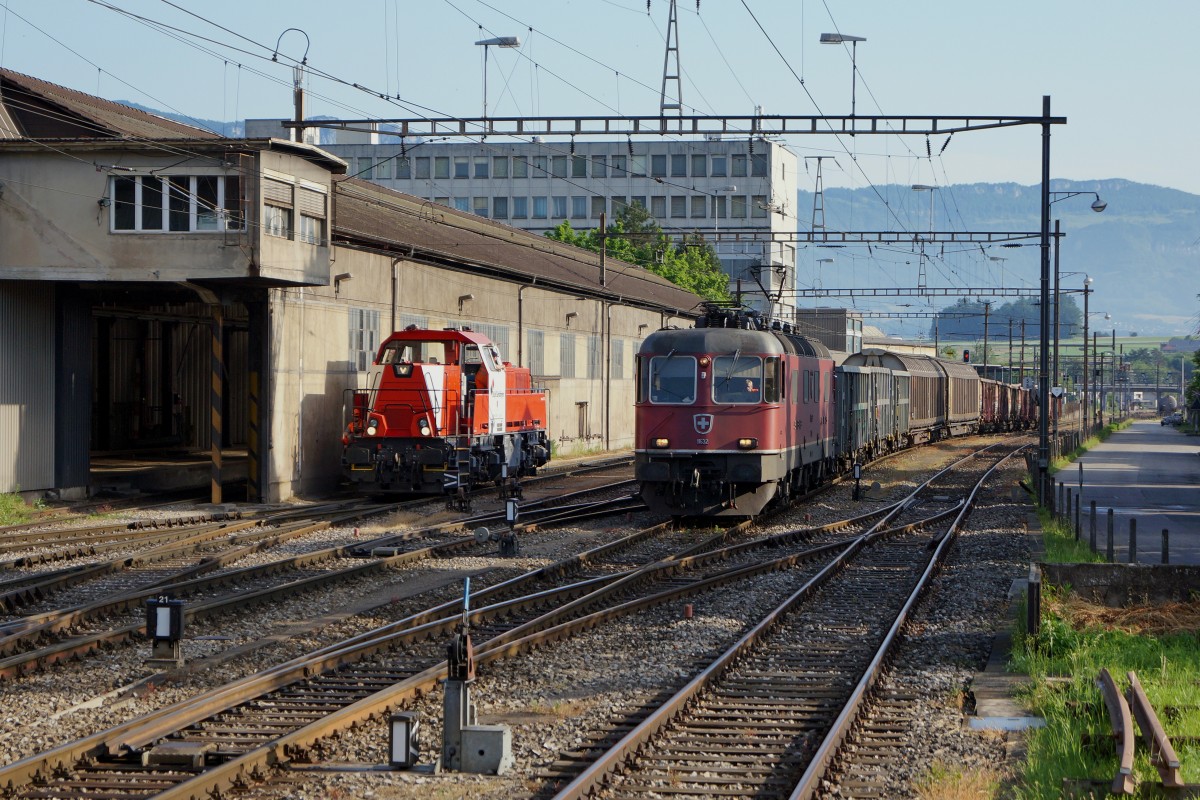 SBB: Am 6. Juni 2015 brachte die Re 6/6 11632  DNIKEN  den Gterzug zum Stahlwerk Gerlafingen und die firmeneigene GRAVITA stand bereits fr das Rangiermanver bereit.
Foto: Walter Ruetsch
