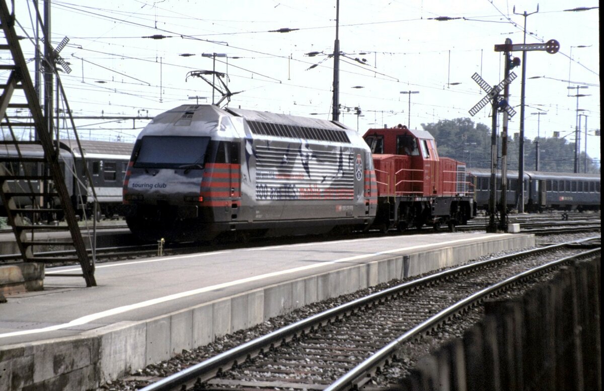 SBB Am 841 005-2 und Re 4/4 VI 460 mit Werbung TSC in Romannshorn mit Formflügelsignal am 21.08.1996.