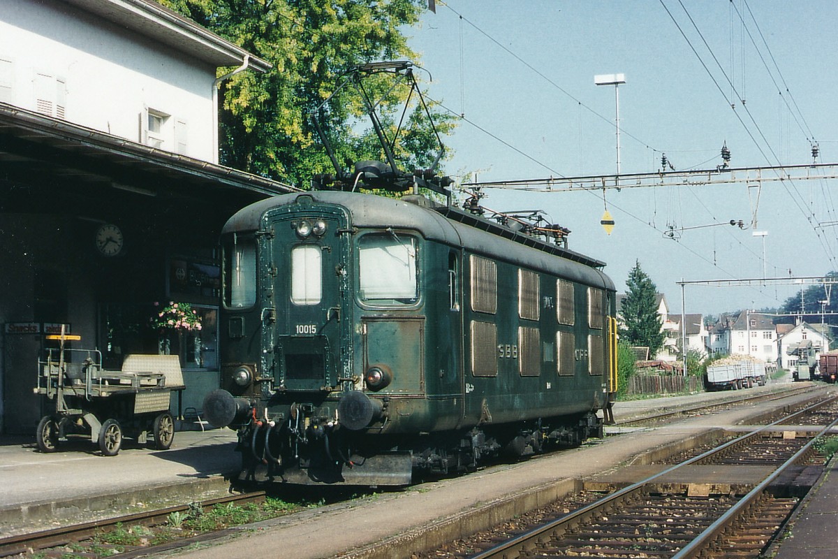 SBB: Auf dem Bahnhof Bren an der Aare konnten im Jahre 1997 auch noch Re 4/4 l beobachtet werden. Die grne 10015 holte an einem der wenig sonnigen Oktobertagen einen Zuckerrbenzug ab. Schon seit mehreren Jahren werden auch auf dem Bahnhof Bren an der Aare keine Zuckerrben mehr auf die Bahn verladen. Die Rben aus dieser Region werden mit Traktor und Wagen ab dem Felde direkt zur Zuckerrbenfabrik Aarberg transportiert, was zu vielen Staus auf den sonst schon berlasteten Strassen fhrt.
Foto: Walter Ruetsch