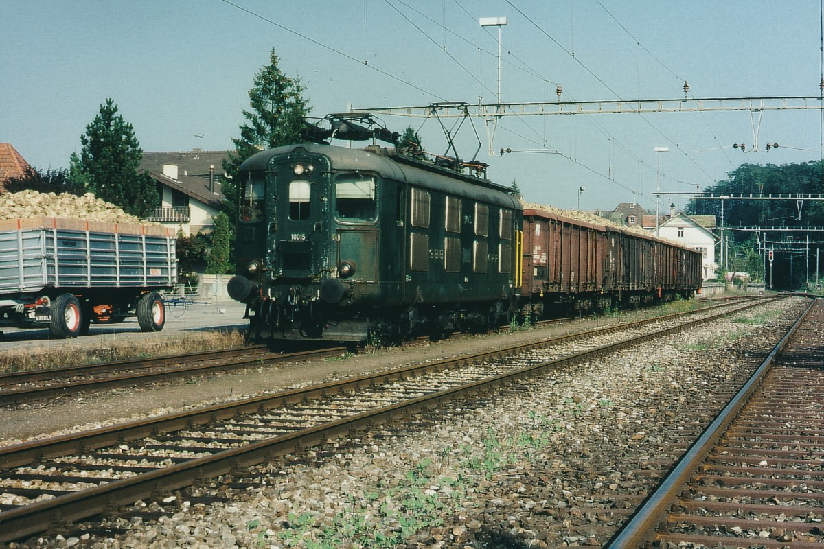 SBB: Auf dem Bahnhof Bren an der Aare konnten im Jahre 1997 auch noch Re 4/4 l beobachtet werden. Die grne 10015 holte an einem der wenig sonnigen Oktobertagen einen Zuckerrbenzug ab. Schon seit mehreren Jahren werden auch auf dem Bahnhof Bren an der Aare keine Zuckerrben mehr auf die Bahn verladen. Die Rben aus dieser Region werden mit Traktor und Wagen ab dem Felde direkt zur Zuckerrbenfabrik Aarberg transportiert, was zu vielen Staus auf den sonst schon berlasteten Strassen fhrt. Die Re 4/4 | 10015 mit drei Rbenwagen in Bren an der Aare kurz vor der Abfahrt nach Lyss.
Foto: Walter Ruetsch