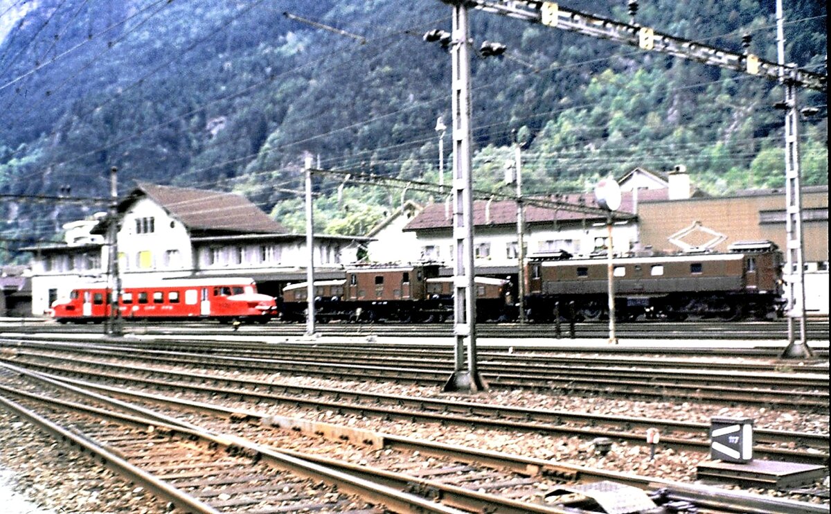SBB Be 4/6 Nr.12 230 und Ce 6/8 II Nr.14 253 und RAe 2/4 Nr.1002 Roter Pfeil in Erstfeld zum Jubiläum 100 Jahre Gotthard-Bahn am 22.09.1981.