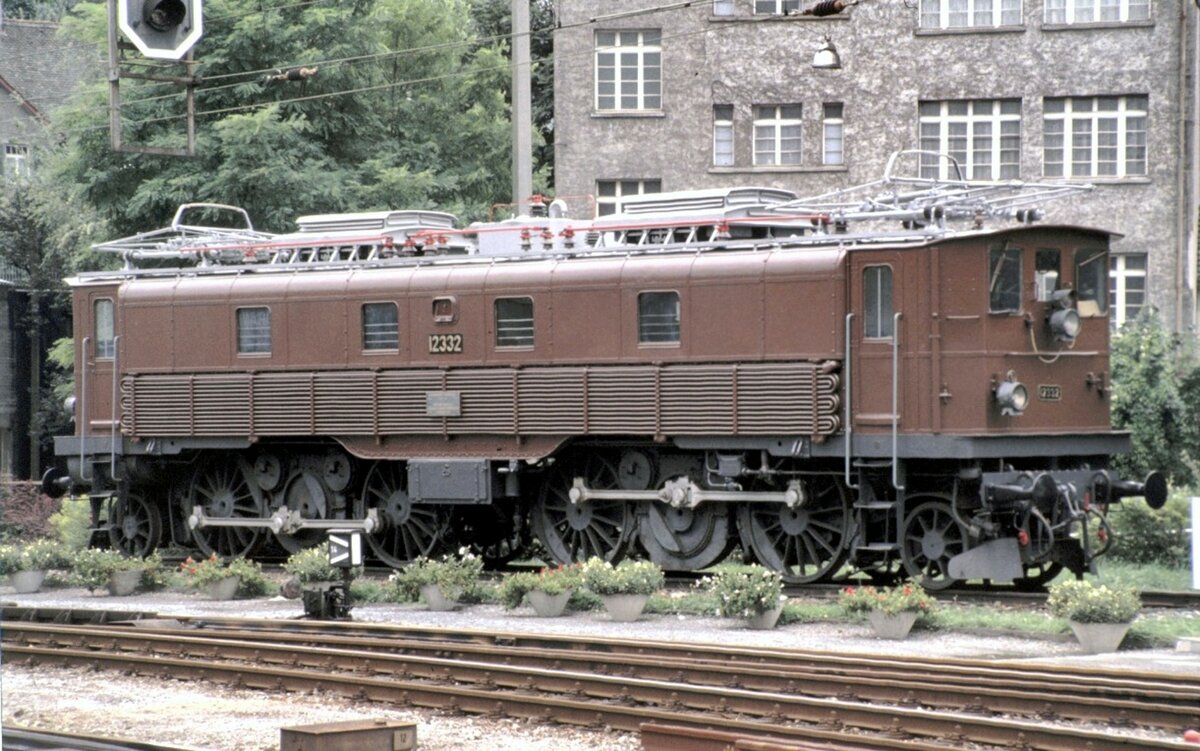 SBB Be 4/6 Nr.12 332 in Baden auf Denkmalsockel am 16.08.1980.