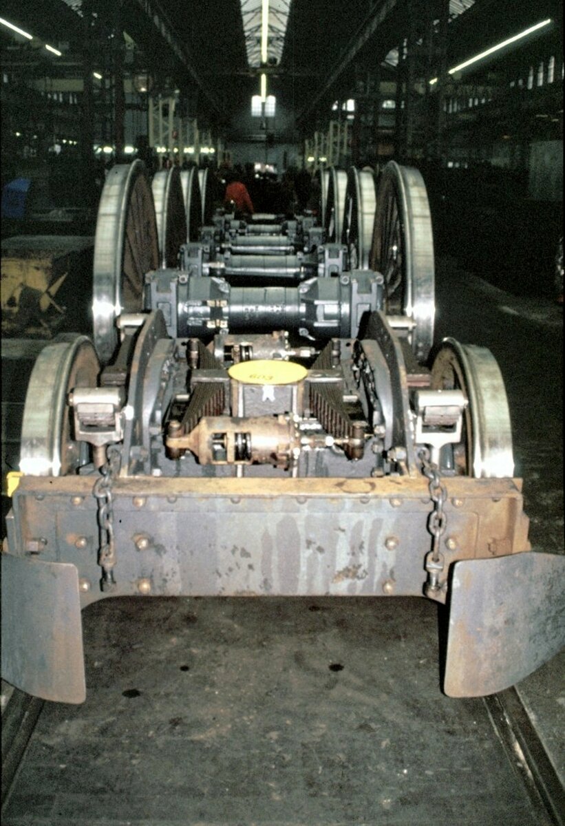 SBB Betriebswerkstatt Zürich, Tag der offenen Tür am 25.10.1980. Aufarbeitung einer Ae 4/7 - bereitgestellter, überarbeiteter Radsatz.