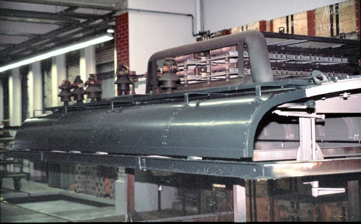 SBB Betriebswerkstatt Zürich, Tag der offenen Tür am 25.10.1980. Aufarbeitung einer Ae 4/7 - fertig lackiertes Dachelement.