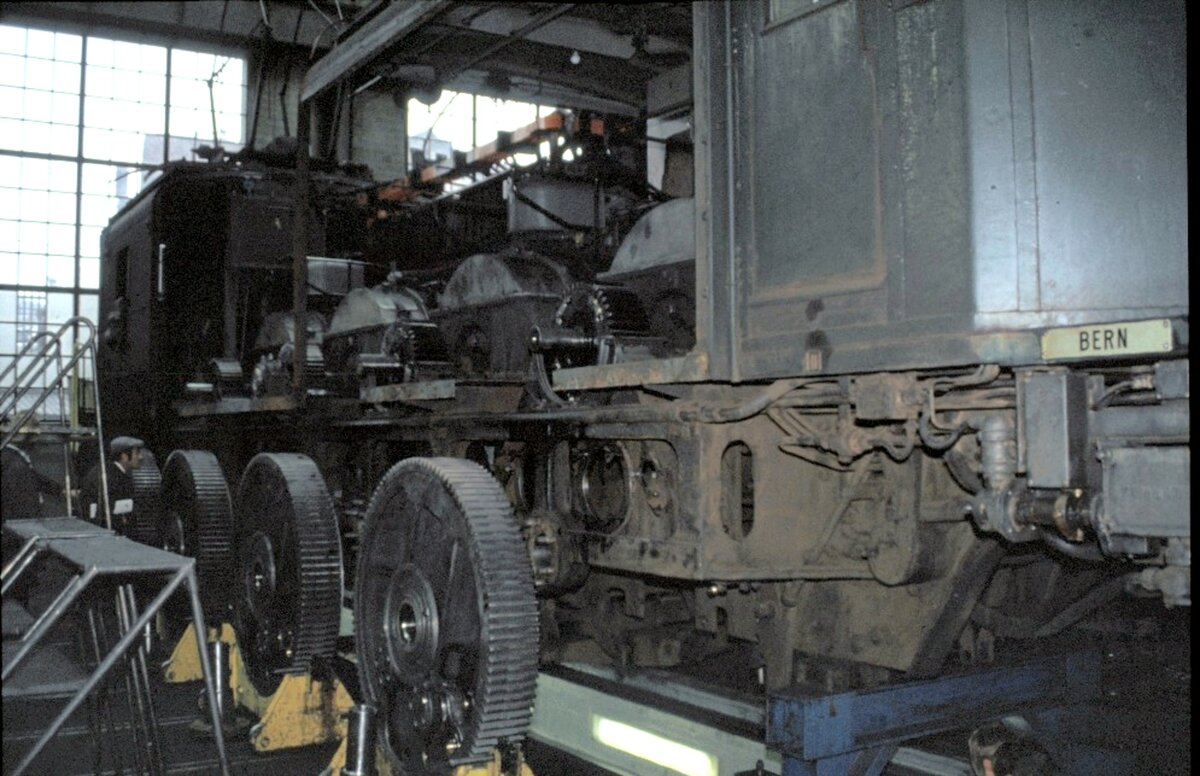 SBB Betriebswerkstatt Zürich, Tag der offenen Tür am 25.10.1980. Aufarbeitung einer Ae 4/7 - Antriebsseite mit ausgebauten Zahnrädern.