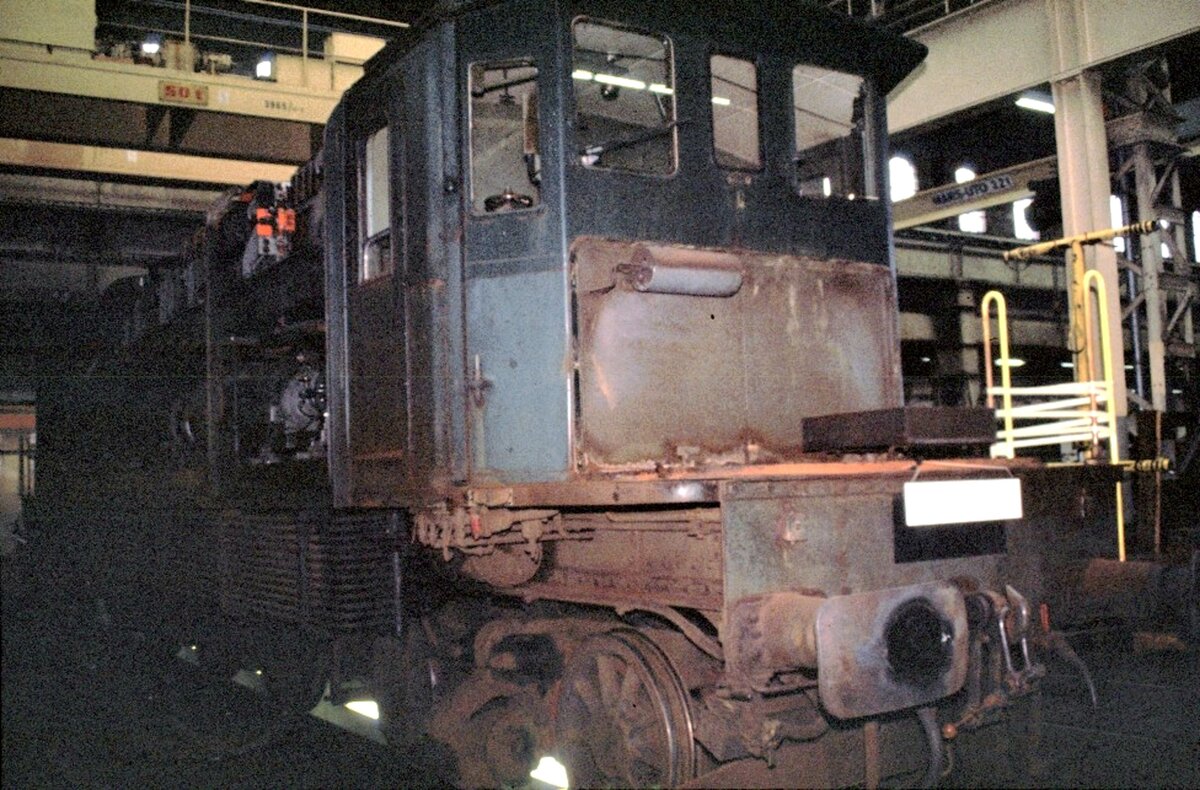 SBB Betriebswerkstatt Zürich, Tag der offenen Tür am 25.10.1980. Aufarbeitung einer Ae 4/7 - Lokkasten mit abgebauten Seiten und Vorbauten.