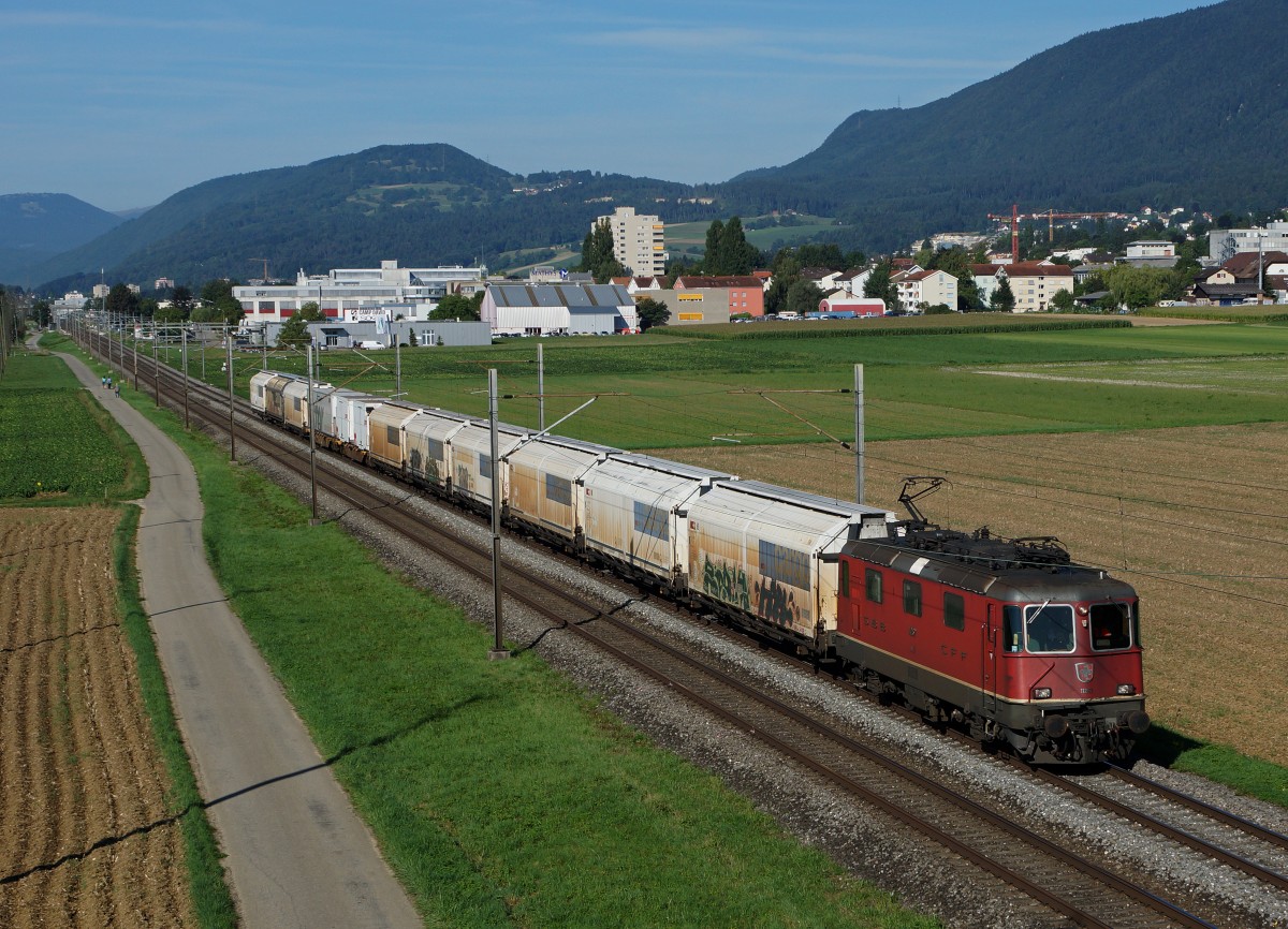 SBB: Blockgüterzug mit Re 4/4 11262 zwischen Bettlach und Selzach unterwegs am 26. August 2015.
Foto: Walter Ruetsch